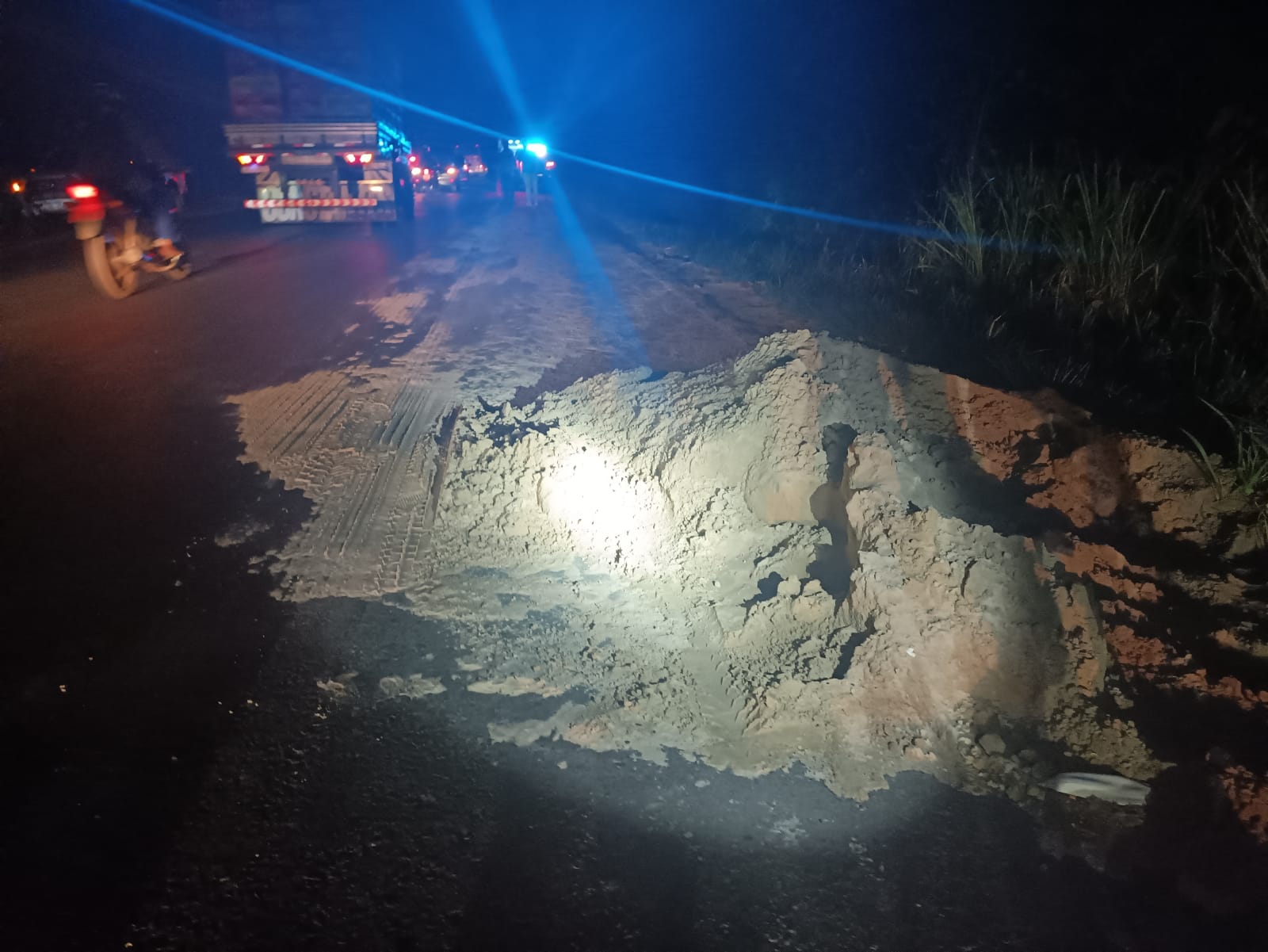 Motociclista colide em banco de areia - Foto: Divulgação/PRF