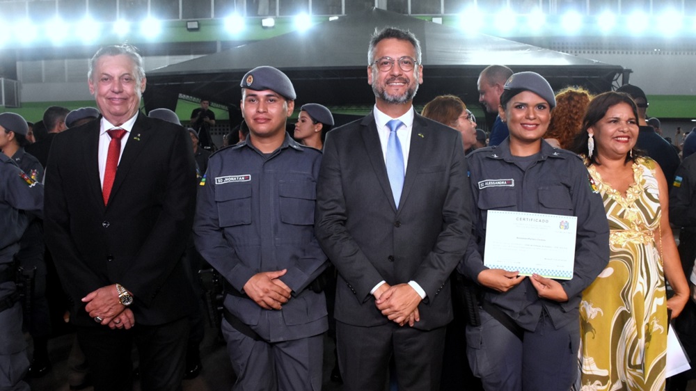 Autoridades na formatura dos novos policiais militares do Amapá