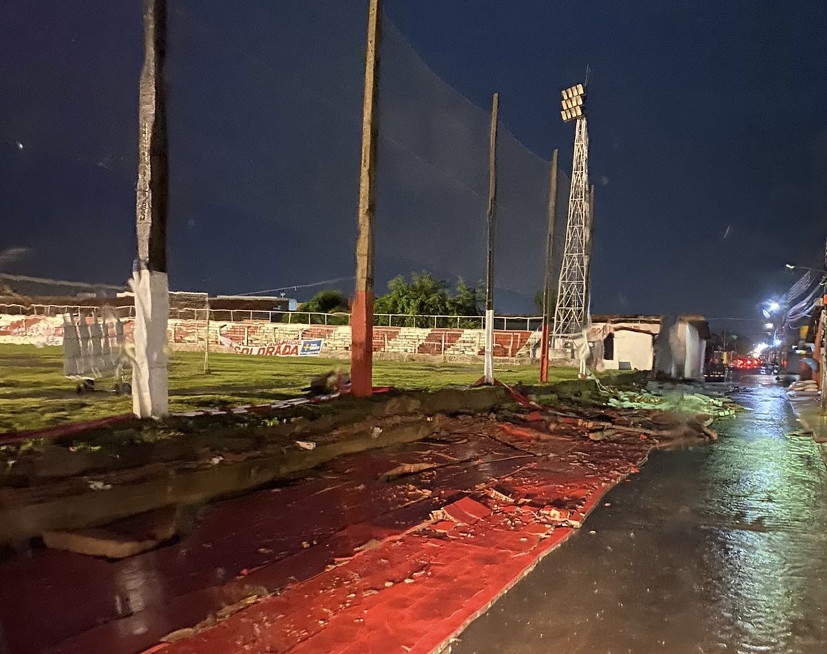 Muro do Estádio Municipal Ytacoatiara cai após forte chuva em Piripiri - Foto: Reprodução