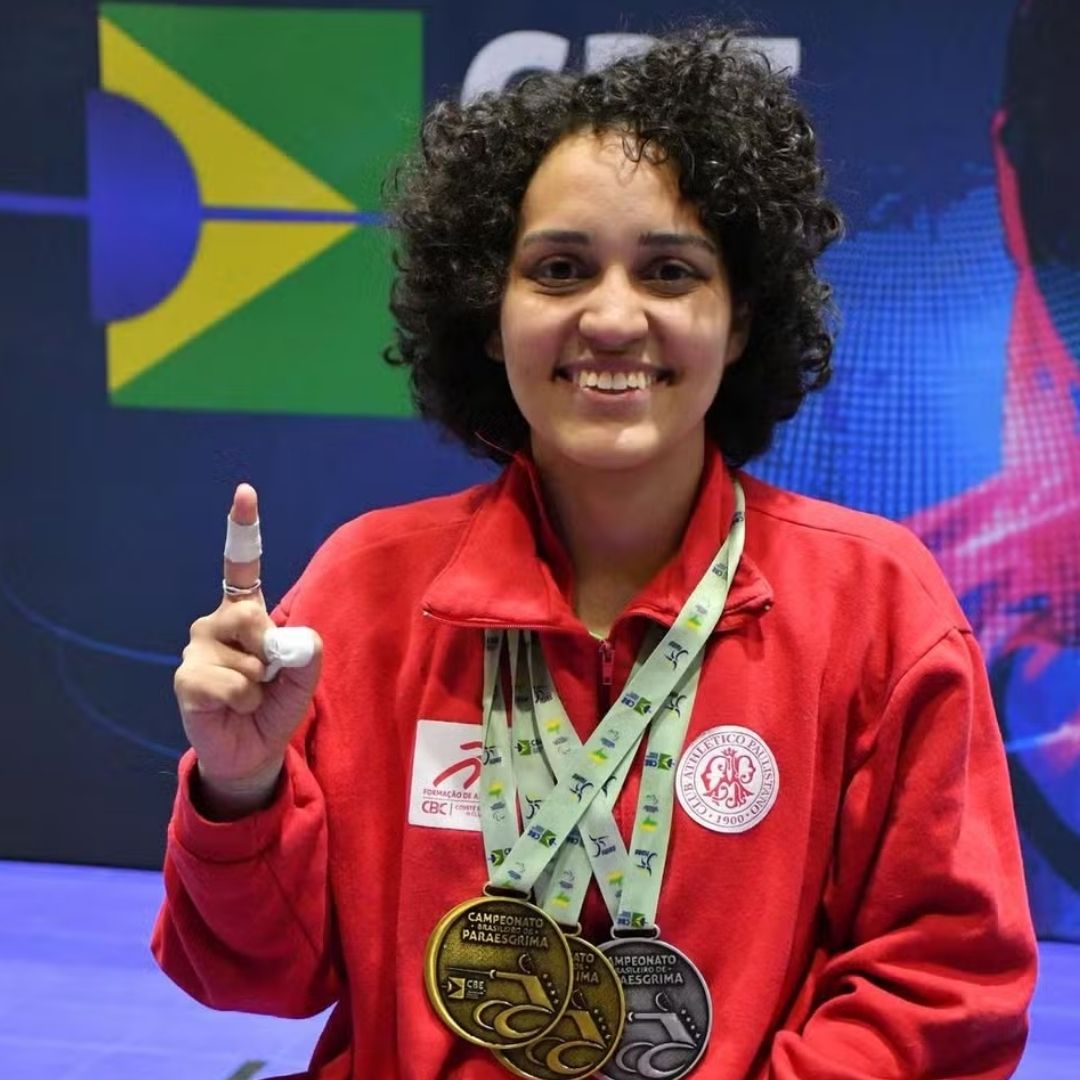 Rayssa Veras com medalhas do Campeonato Brasileiro de Paraesgrima — Foto: Divulgação CBEsgrima