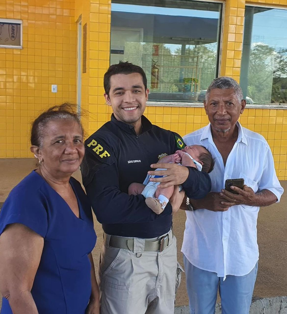 Policial e avós de bebê salvo em posto da PRF em Teresina: Foto - Divulgação/PRF