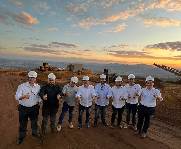 Governador e equipe em Mineradora